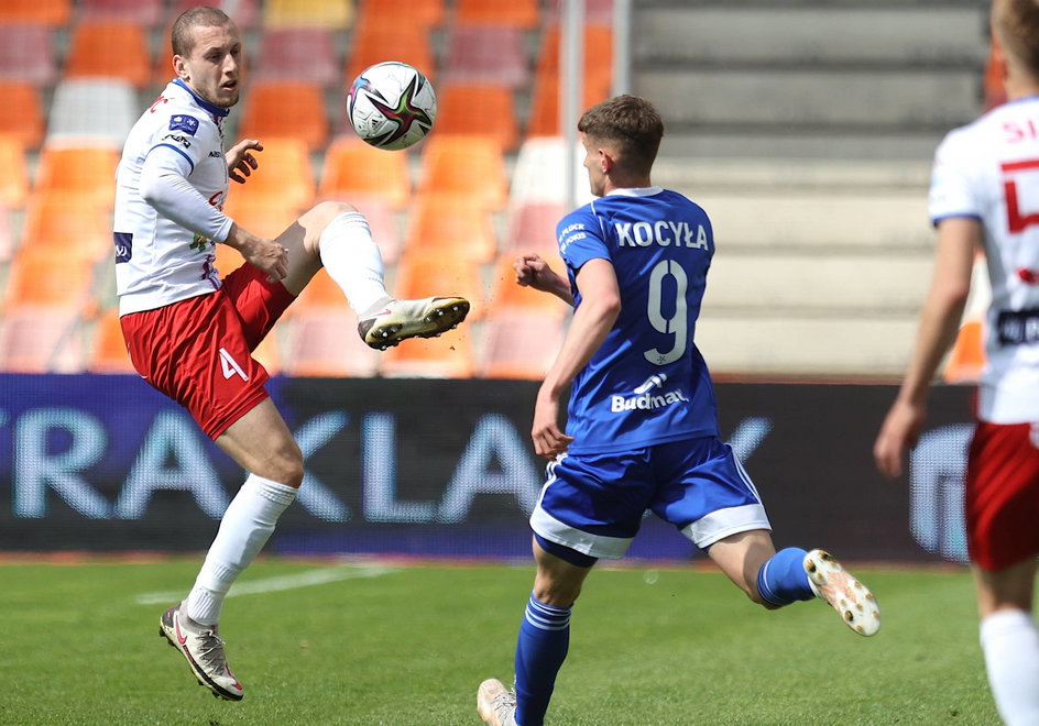 Milan Rundić (z lewej) to jeden z lepszych graczy Podbeskidzia. Ale czy jego dobra gra wystarczy do utrzymania?