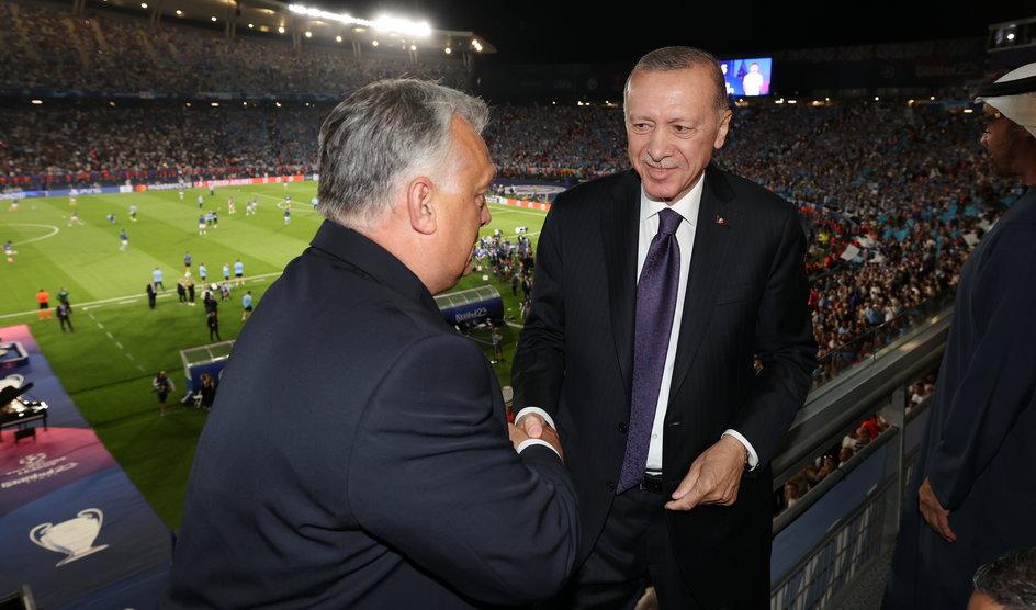 Viktor Orban (L) i Recep Tayyip Erdogan podczas meczu Ligi Mistrzów