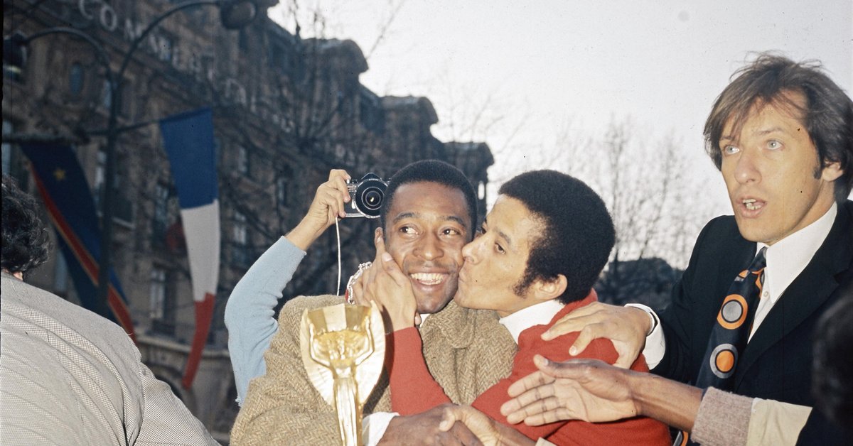 140 tys. kibiców skandowało "zostań". Wielki Pele pozostał nieugięty