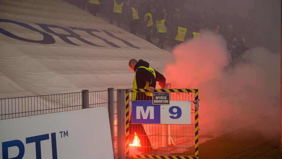 Race rzucane na murawę boiska przez kibiców Lechii Gdańsk