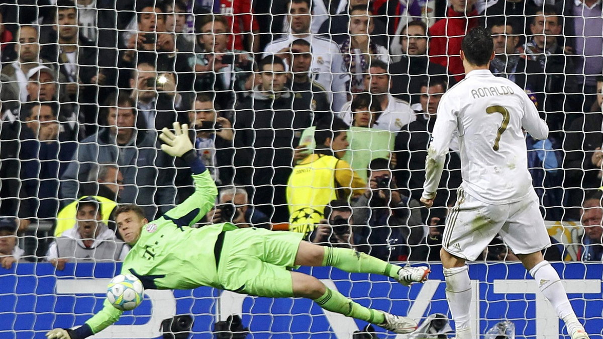 Manuel Neuer broni strzał C. Ronaldo