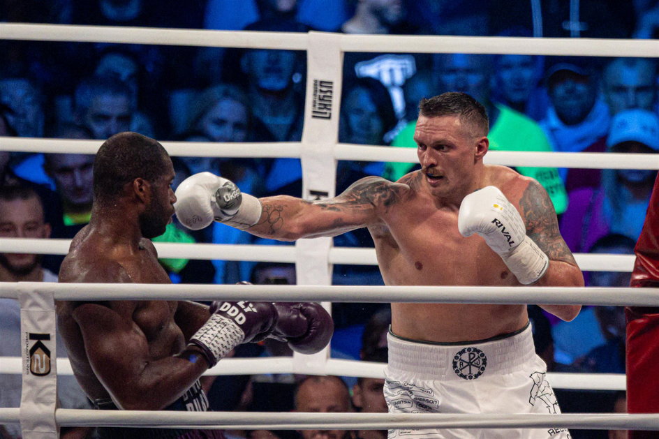 Ukrainiec Oleksander Usyk (z prawej) przyciąga tłumy na walki bokserskie.