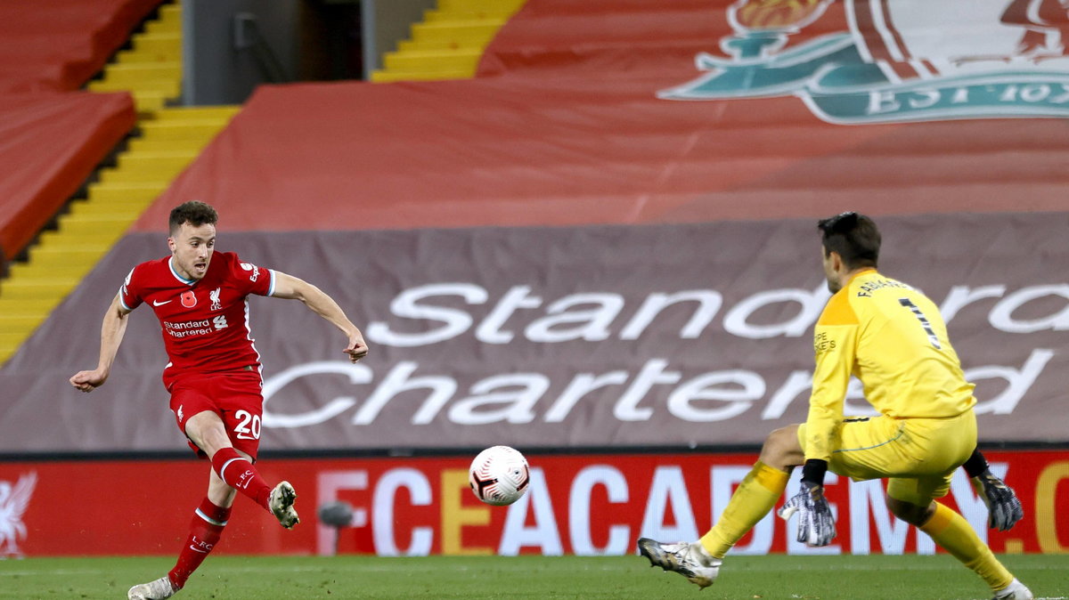 Diogo Jota (Liverpool) i Łukasz Fabiański (West Ham United)