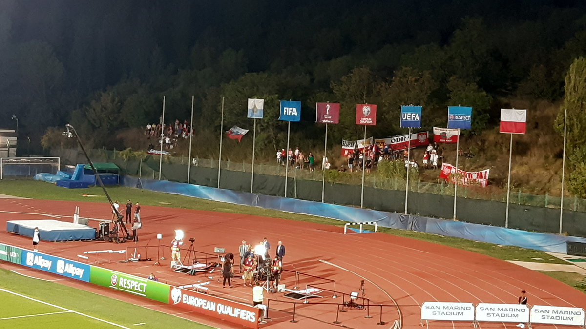 Polscy kibice na skarpie za stadionem w Serravalle