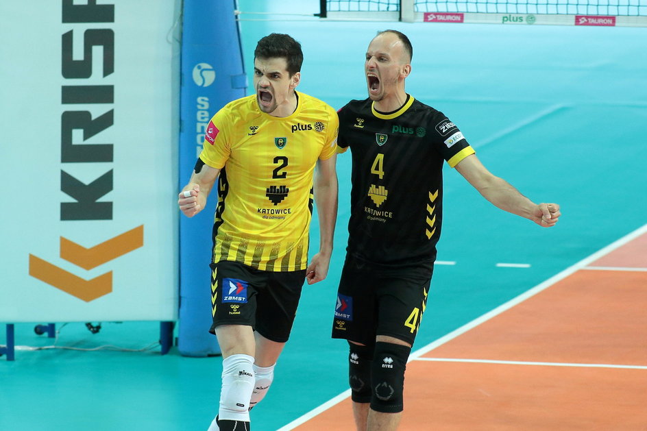 Jakub Szymański (z lewej) w barwach GKS z meczu z ZAKS-ą Kędzierzyn-Koźle (1:3) w play-off 