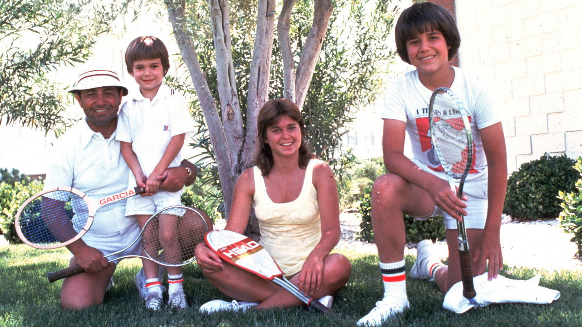 Andre Agassi (drugi z lewej) z ojcem Emmanuelem "Mike'em", siostrą Ritą i bratem Philem (1976 r.)