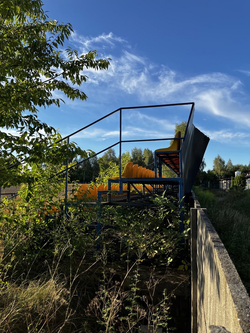 Jedna z trybun stadionu w Czermnie