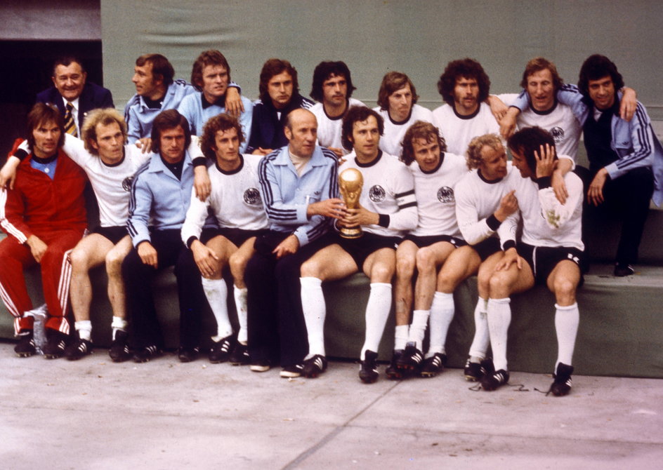 Reprezentacja Niemiec z pucharem mistrzostw świata w 1974 r.