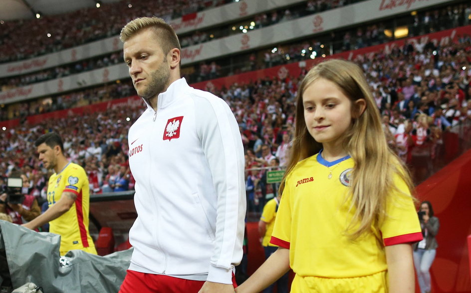 Wiktoria Daniec, córka satyryka, wyprowadza Jakuba Błaszczykowskiego na mecz eliminacji MŚ z Rumunią na PGE Narodowym w Warszawie.