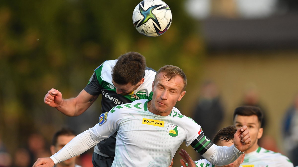 Radosław Kamiński (Świt Nowy Dwór Mazowiecki) i Mario Maloca (Lechia Gdańsk)