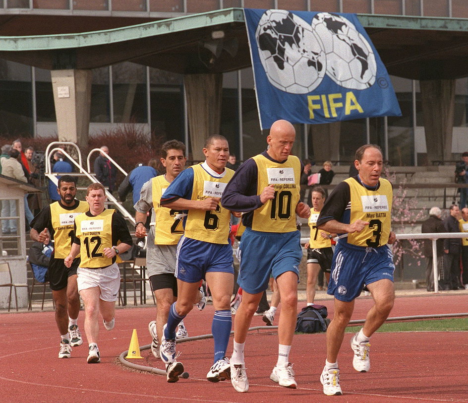 Pierluigi Collina i pozostali sędziowie podczas mistrzostw świata we Francji w 1998 r.