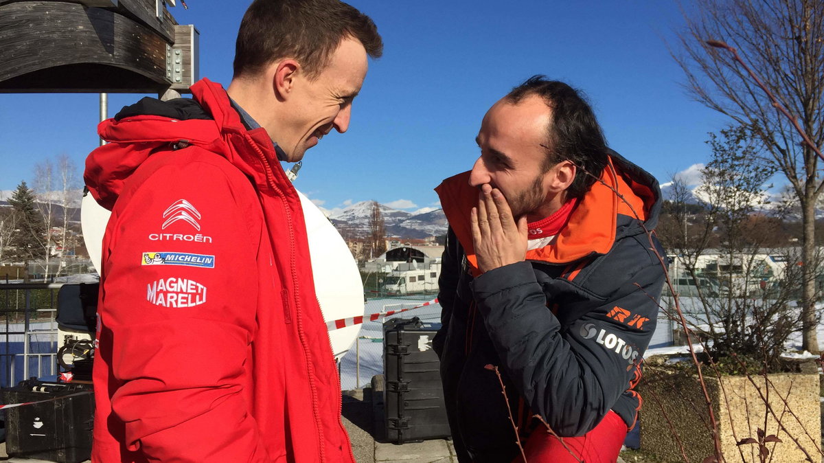 Kris Meeke i Robert Kubica rozmawiają przed odcinkiem testowym Rajdu Monte Carlo. Kierowca Citroena przeszedł trudną drogę, ale udało mu się wywalczyć długoterminowy kontrakt z fabrycznym teamem WRC, fot. Cezary Gutowski