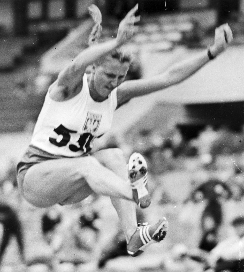 Długi warkocz przeszkodził Elżbiecie Duńskiej w wywalczeniu na skoczni w dal olimpijskiego medalu. Była dopiero dwunasta.