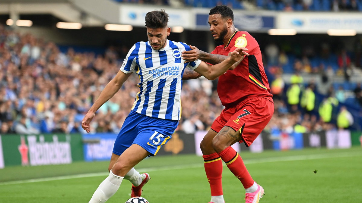 Jakub Moder (Brighton) i Joshua King (Watford)