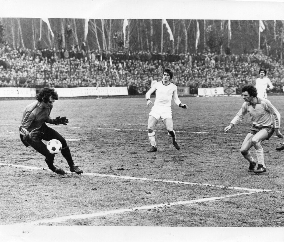 Mecz Arka - ŁKS (0:0), 13 marca 1977 roku. Na bramkę strzeżoną przez Jana Tomaszewskiego strzela Andrzej Dybicz. Akcji przygląda się Marek Dziuba (w środku) Mecz Arka - ŁKS (0:0), 13 marca 1977 roku.