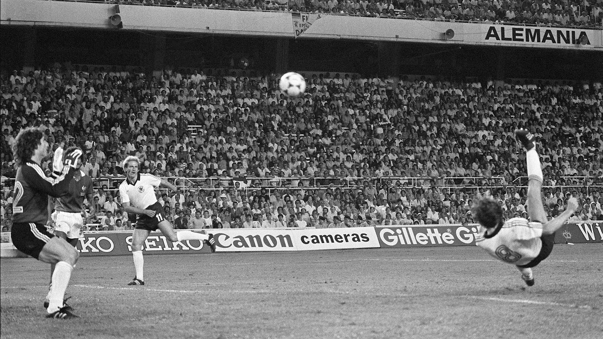 Niesamowity gol Klausa Fischera w półfinale MŚ w 1982 r.