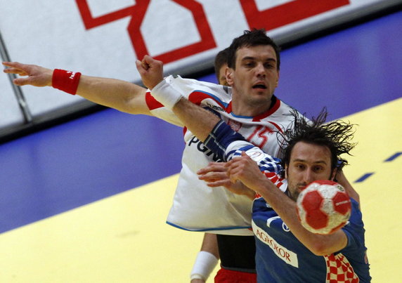 2010-01-30T161230Z_01_POP09_RTRIDSP_3_HANDBALL-EUROPEAN.jpg