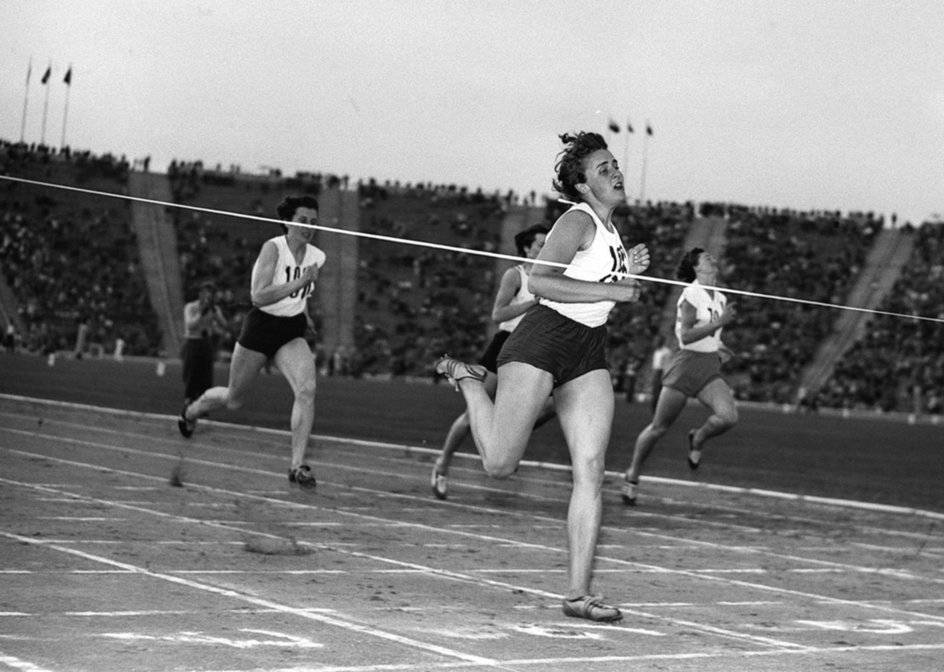 Barbara Sobotta (wówczas Janiszewska) wygrywa bieg na 200 m podczas Memoriału Janusza Kusocińskiego (1956 r.)