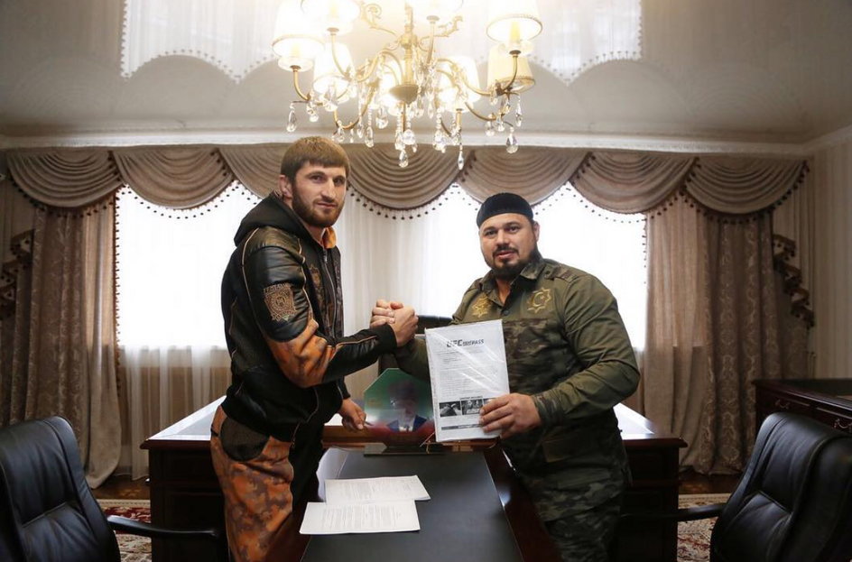Magomied Ankalajew i Abuzajd Wismuradow po podpisaniu kontraktu z UFC (2017)
