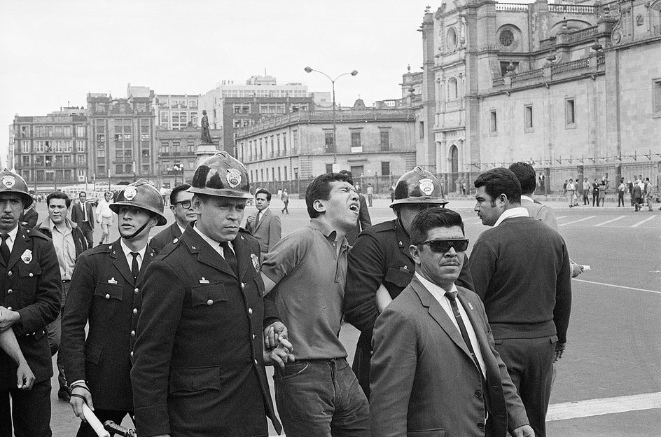 Polica eskortuje młodego człowieka w trakcie antyrządowej demonstracji 28 kwietnia 1968 r.