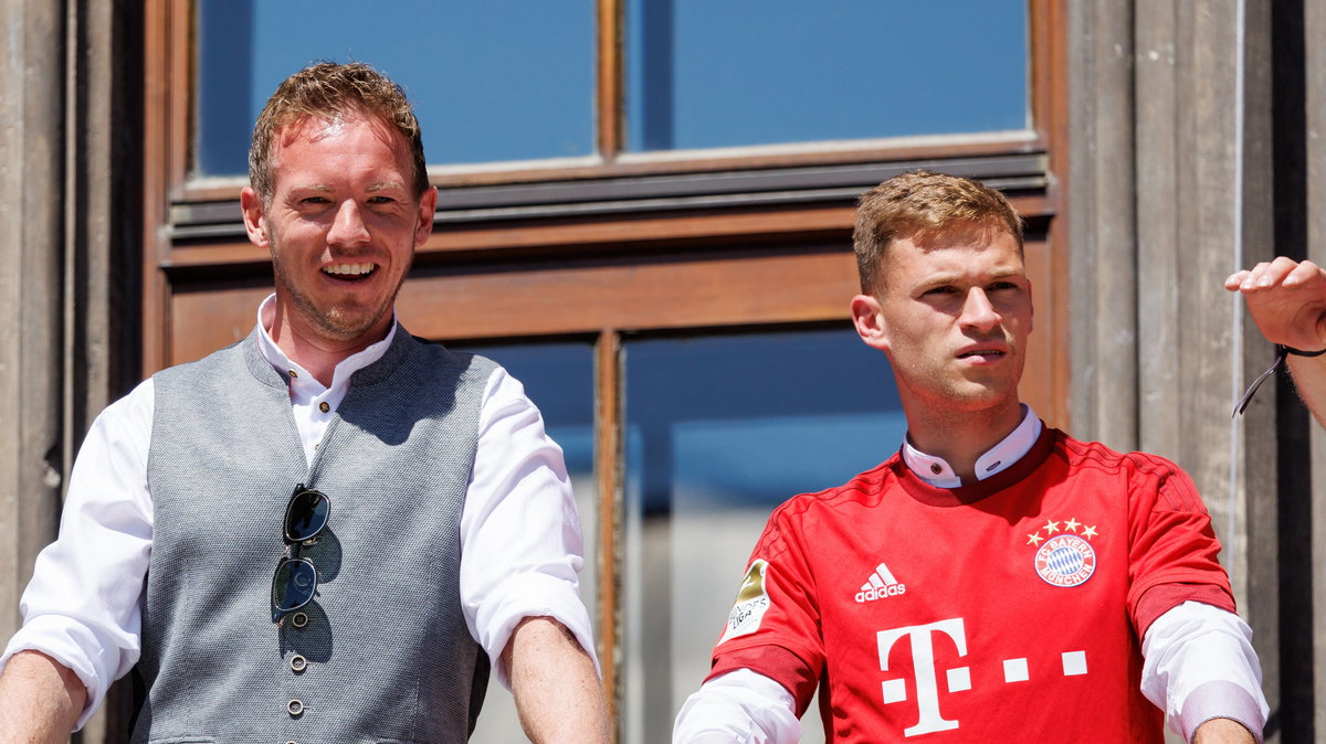 Julian Nagelsmann i Joshua Kimmich podczas fety mistrzowskiej Bayernu (15 maja 2022)