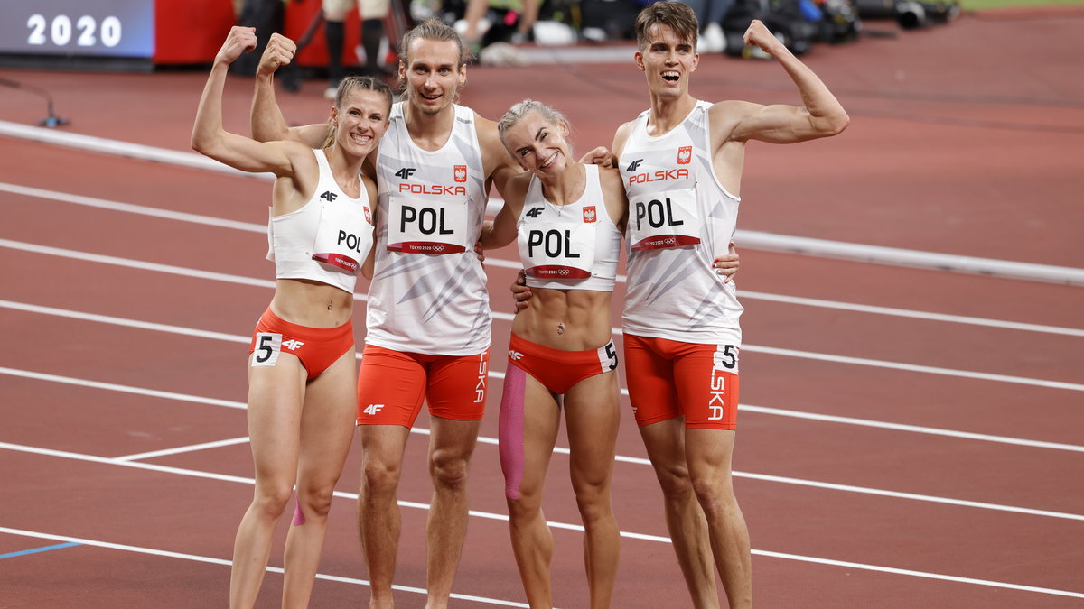 Sztafeta mieszana 4x400 m świętująca złoty medal w IO w Tokio (2021)