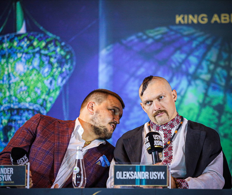 Ołeksandr Krasjuk (z lewej) i Ołeksandr Usyk na konferencji prasowej przed rewanżem z Anthonym Joshuą (2022)