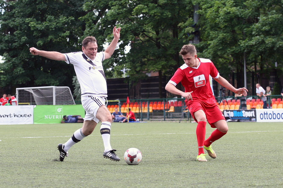 Maciej Śliwowski (z lewej) w Meczu Gwiazd podczas  AMP Futbol Cup. 