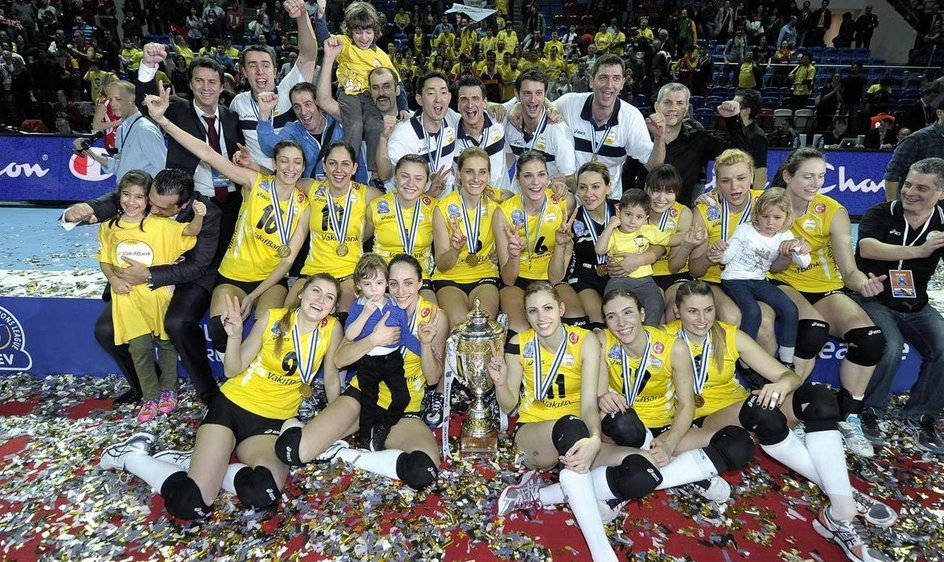 W sezonie 2012/13 VakifBank Stambuł w wielkim stylu wygrał Ligę Mistrzyń. W zespole Giovanniego Guidettiego grały wówczas Małgorzata Glinka-Mogentale i Jovana Brakocević-Canzian.