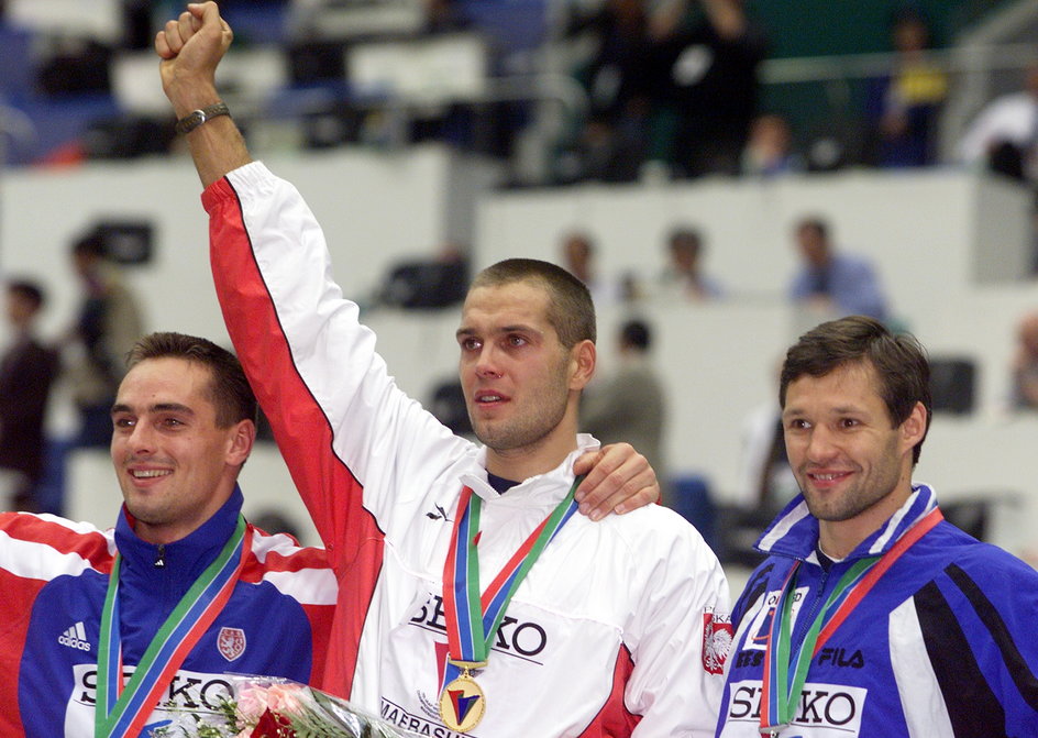 Siedmioboiści na podium. Od lewej: brązowy medalista Czech Roman Šebrle, złoty Sebastian Chmara i srebrny Erki Nool z Estonii.