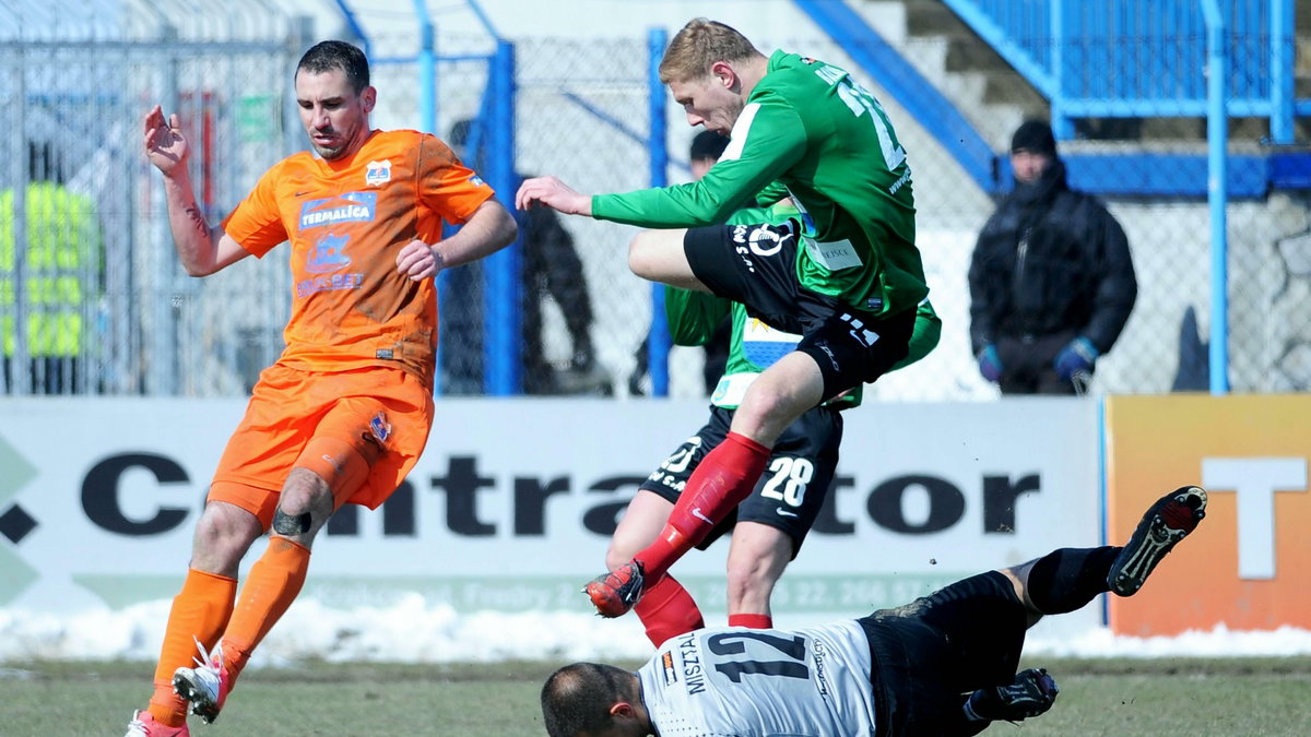 Termalica - GKS Tychy/ Dariusz Pawlusiński z lewej