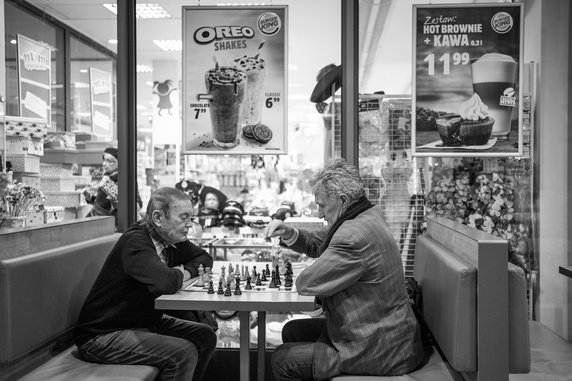 Mężczyźni grają w szachy w domu handlowym Feniks we Wrocławiu. 11 stycznia 2020