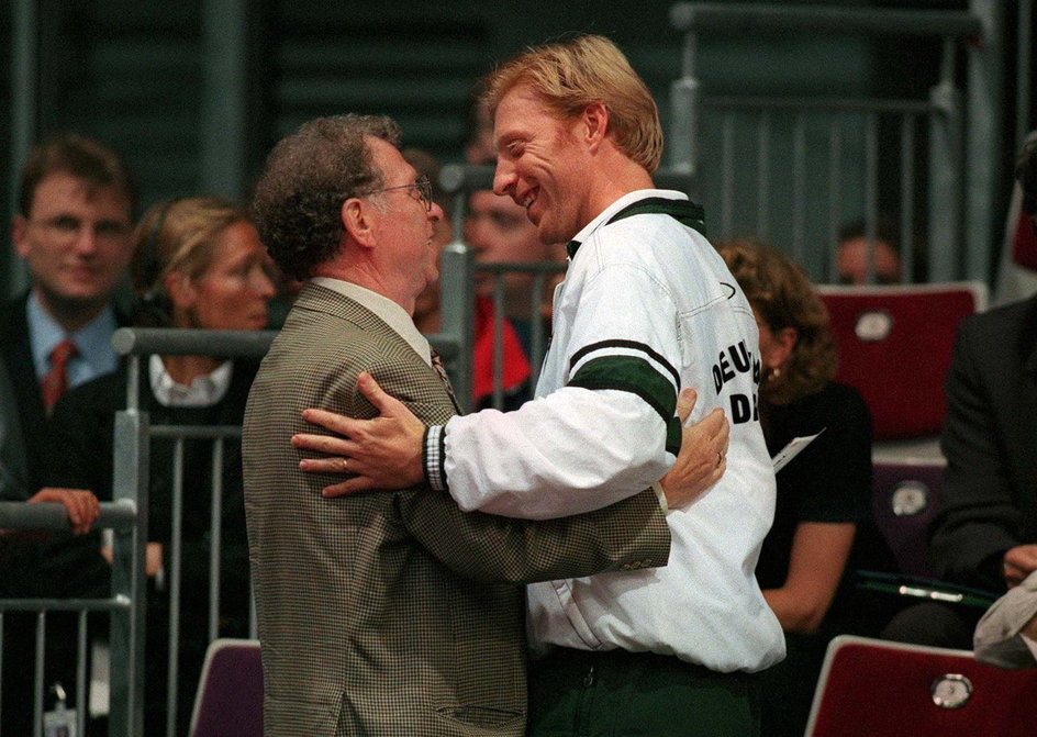 Boris Becker ze swoim ojcem podczas turnieju Davis Cup w Bremie w 1998 r.