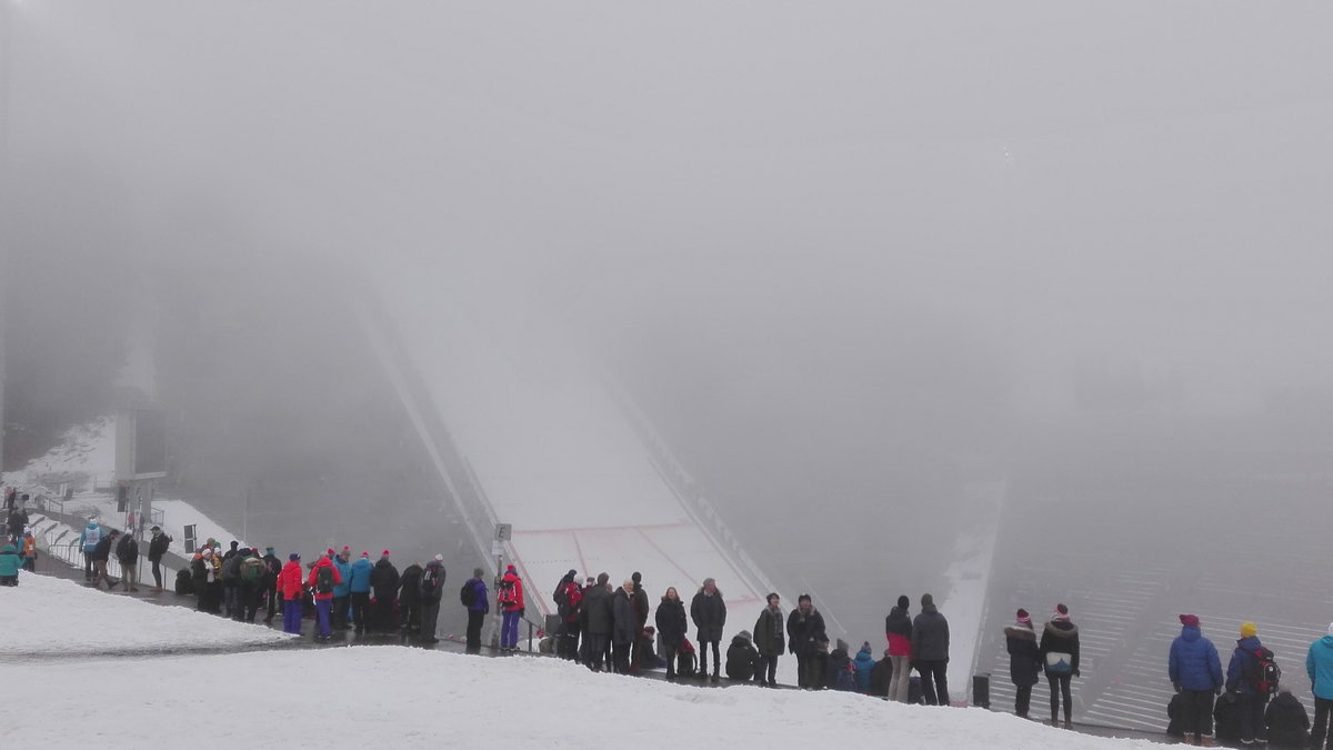 Gęsta mgła na Holmenkollen. Skoki zagrożone?