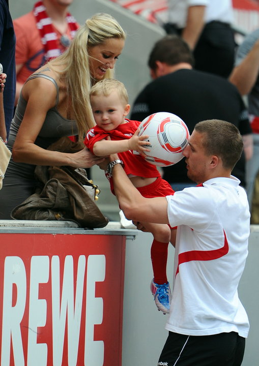 Lukas Podolski z żoną Moniką i synem