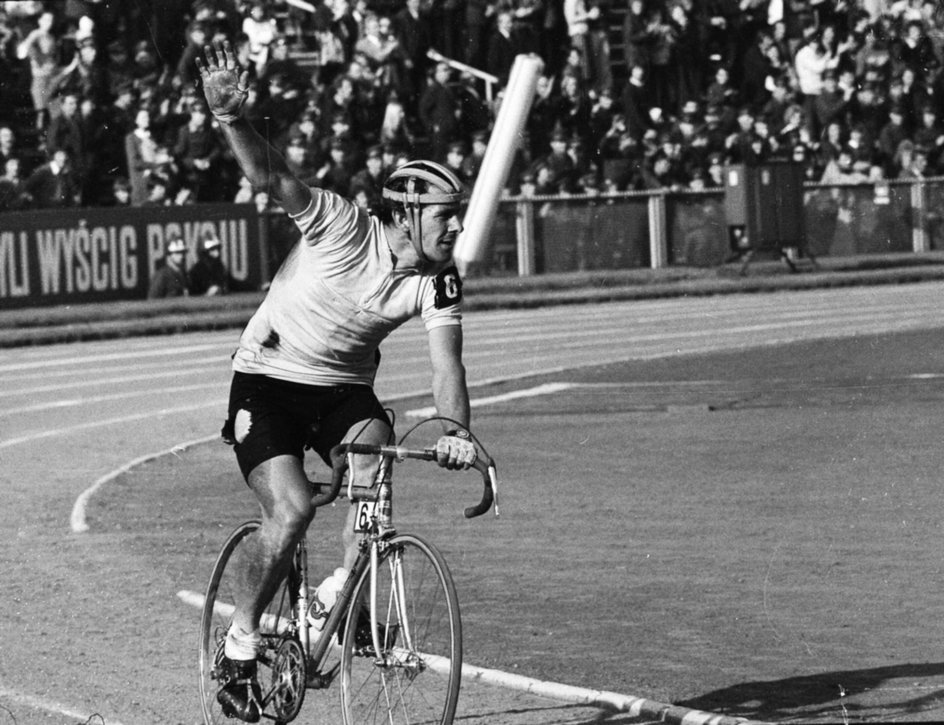 Wyścig Pokoju. Ryszard Szurkowski na Stadionie X-lecia w Warszawie.