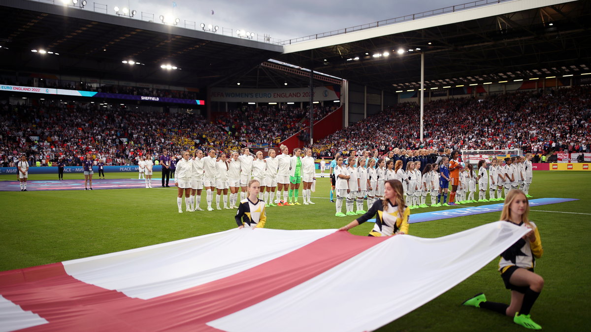 Flaga Anglii przed meczem mistrzostw Europy kobiet