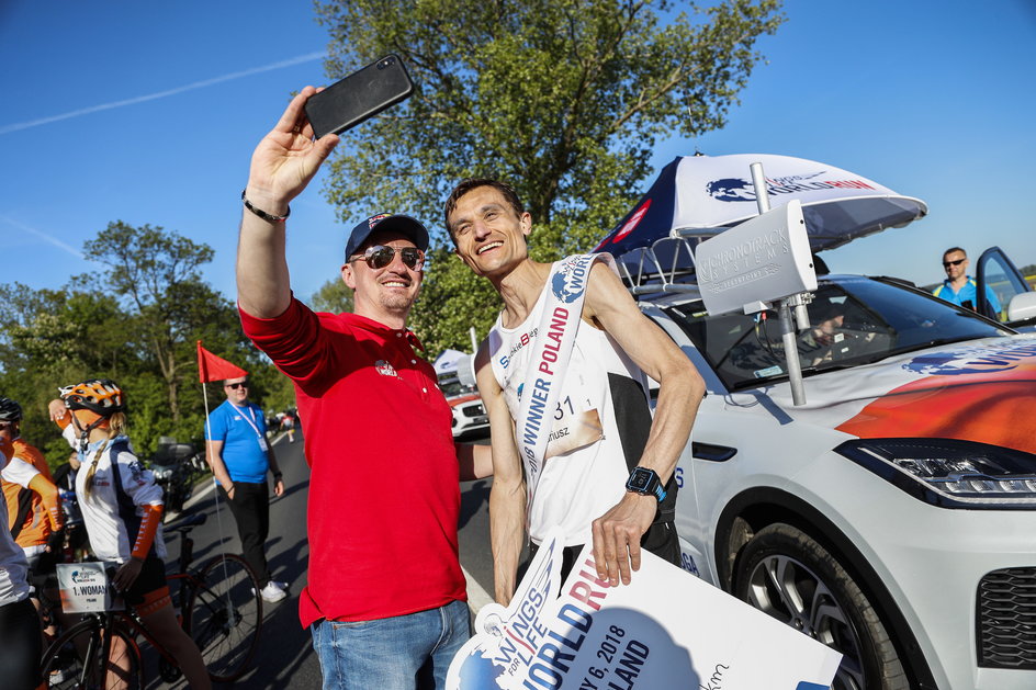 Adam Małysz ponownie zasiądzie za kierownicą „Samochodu Pościgowego”  w 6. edycji Wings for Life World Run. Będzie jednak można spotkać także inne wielkie gwiazdy.