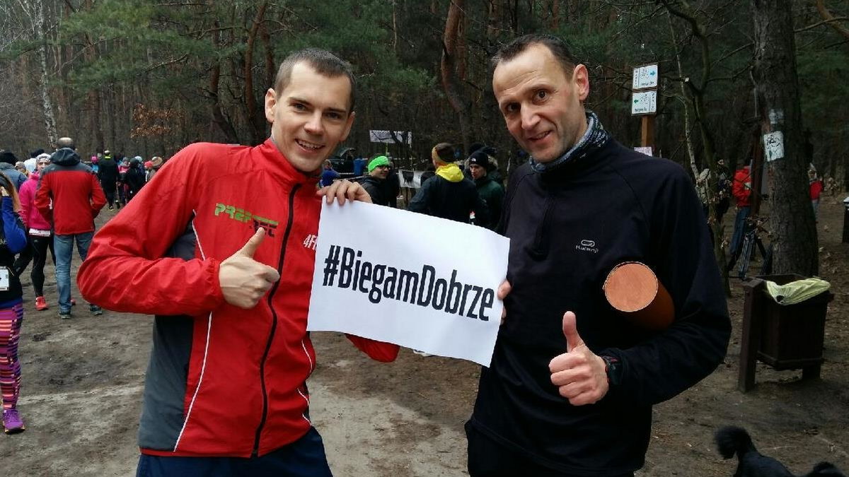 Piotr Łobodziński (z lewej) włączył się do akcji #BiegamDobrze