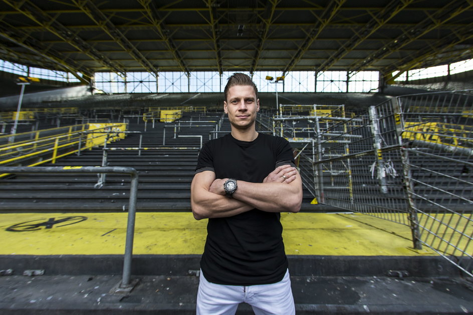 Łukasz Piszczek na trybunie stadionu w Dortmundzie.