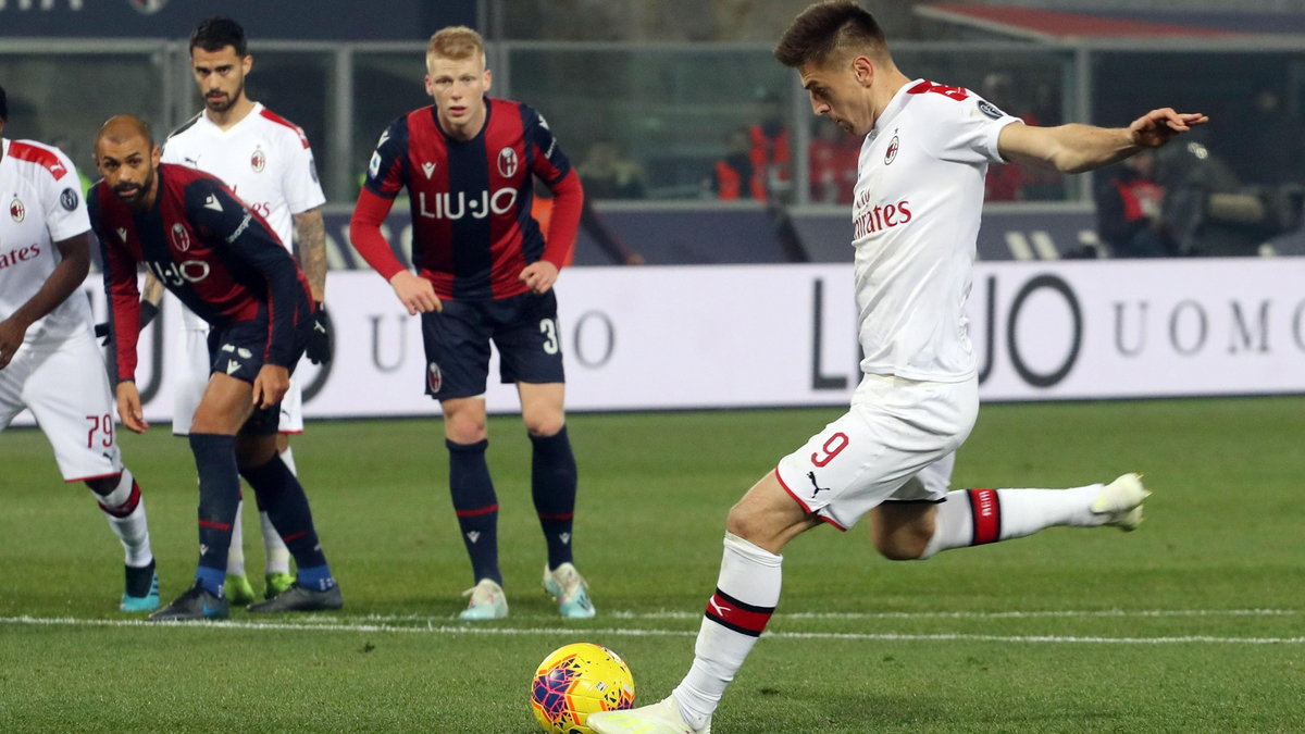 Krzysztof Piątek zdobywa bramkę w meczu z Bologna FC