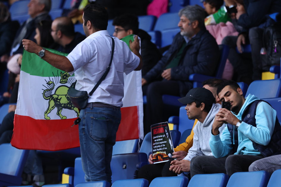 Kibice Iranu z wizerunkiem Mahsy Amini. Po chwili zostali wyproszeni ze stadionu