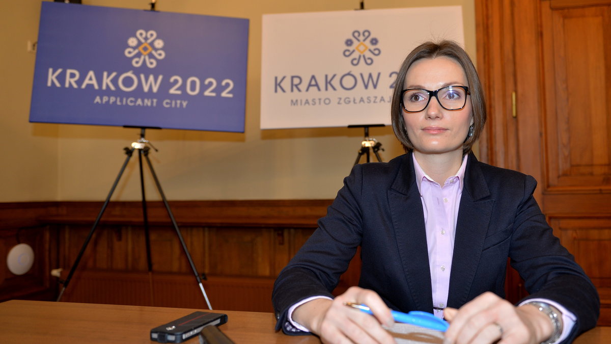 Jagna Marczułajtis-Walczak na tle loga Kraków 2022