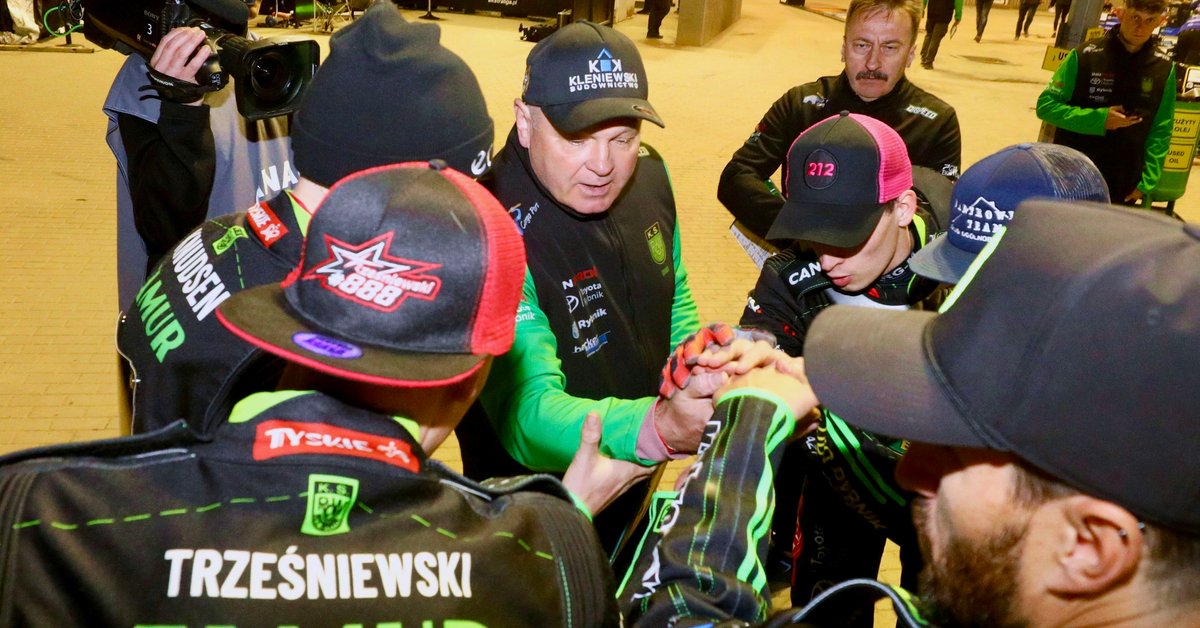 Dramatyczny karambol w Zielonej Górze. Motocykl w powietrzu. Uderzony kibic