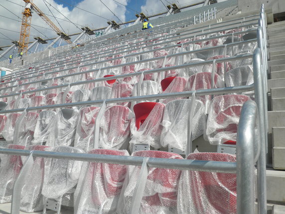 Montaż krzesełek na Stadionie Narodowym