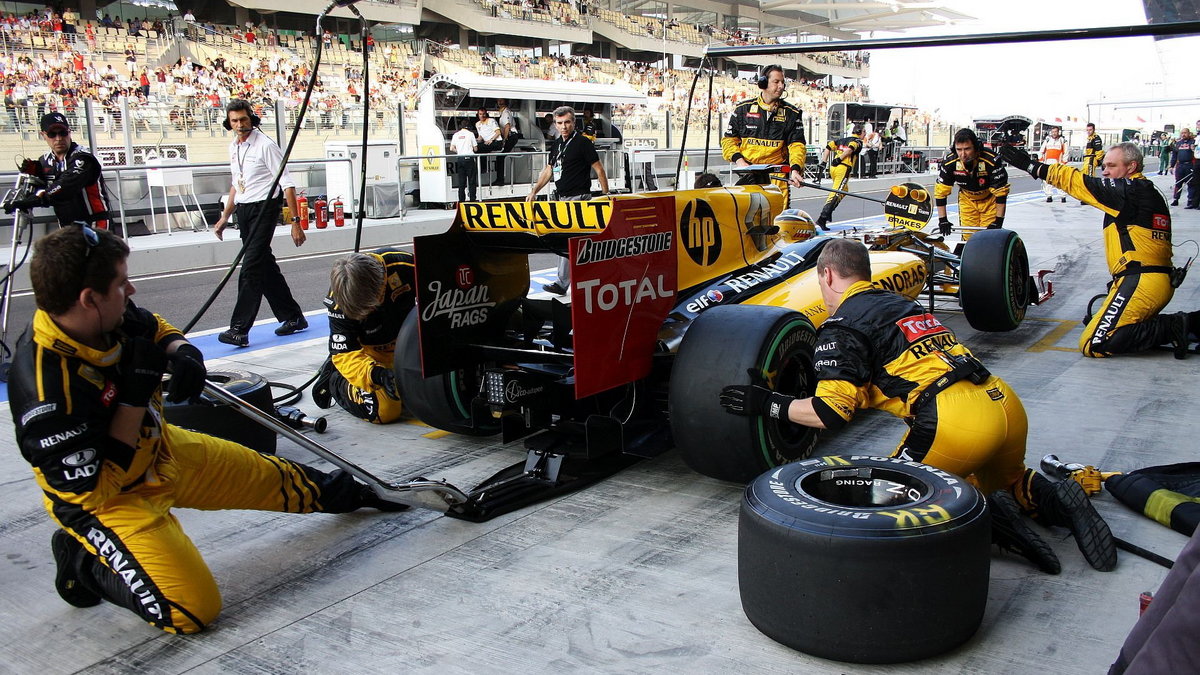 Sezon 2010 był ostatnim rokiem udziału Renault w Formule 1, jako ekipy fabrycznej. Barwy francuskiego teamu reprezentował Robert Kubica