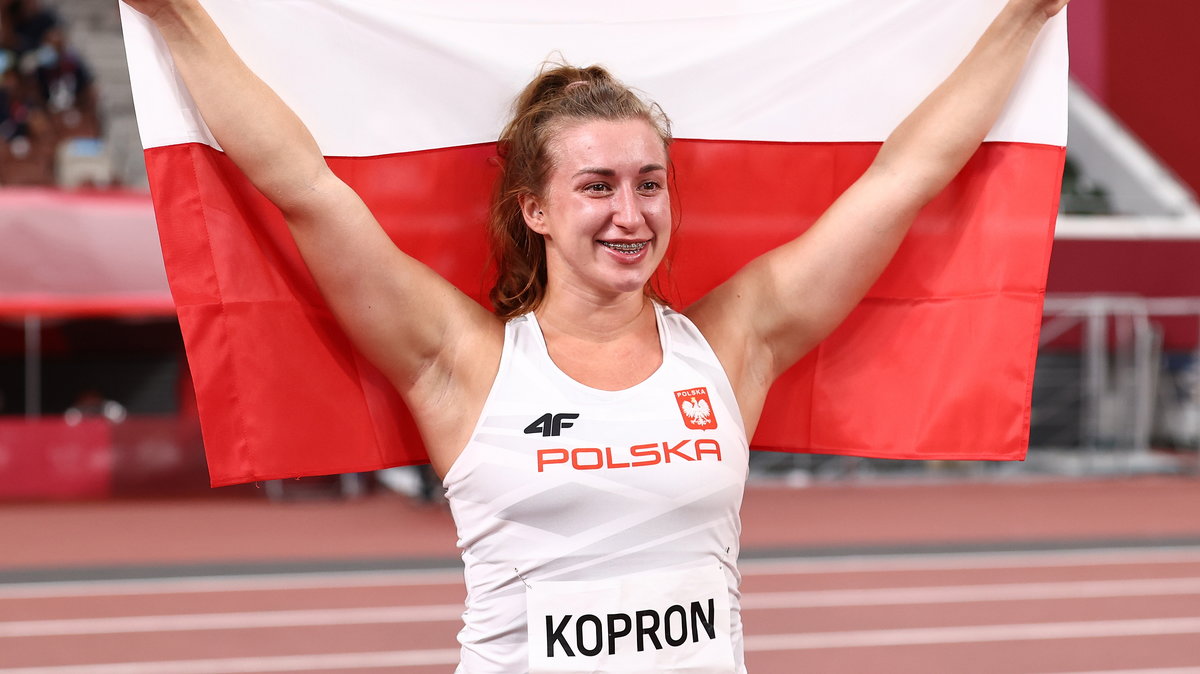 Malwina Kopron świętująca zdobycie brązowego medalu w rzucie młotem na igrzyskach olimpijskich w Tokio