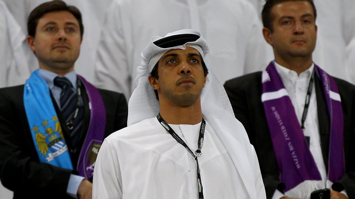 Właściciel Manchesteru City, Mansour bin Zayed Al Nahyan (w środku fotografii)