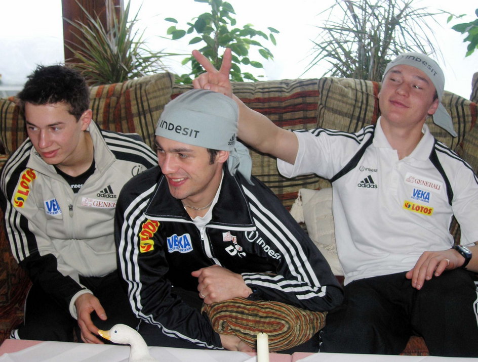 Polscy skoczkowie podczas mistrzostw świata w Oberstdorfie w 2005 roku. Mateusz Rutkowski pierwszy z prawej. Po lewej Kamil Stoch, w środku Marcin Bachleda
