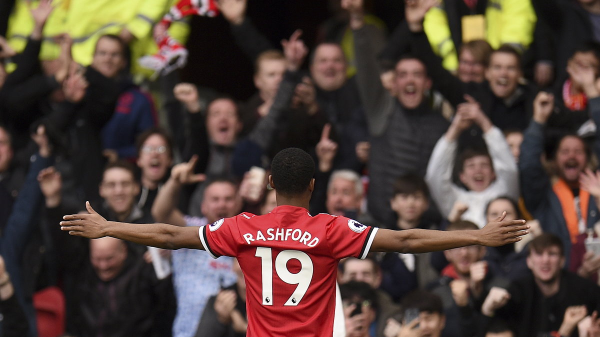 Marcus Rashford świętuje drugiego gola z Liverpoolem